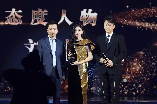 劉愷威正式中不忘「調皮」，穿西裝配高筒靴，看著還挺獨特又個性