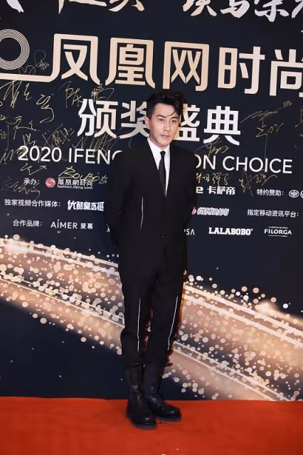 劉愷威正式中不忘「調皮」，穿西裝配高筒靴，看著還挺獨特又個性