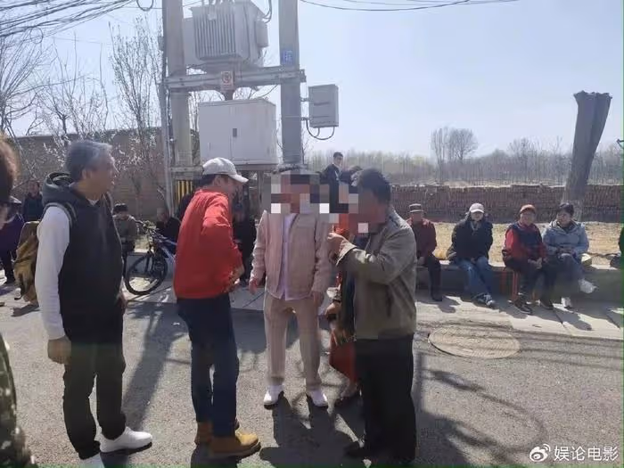 大明星張頌文參加村民婚禮,網友感嘆:好接地氣