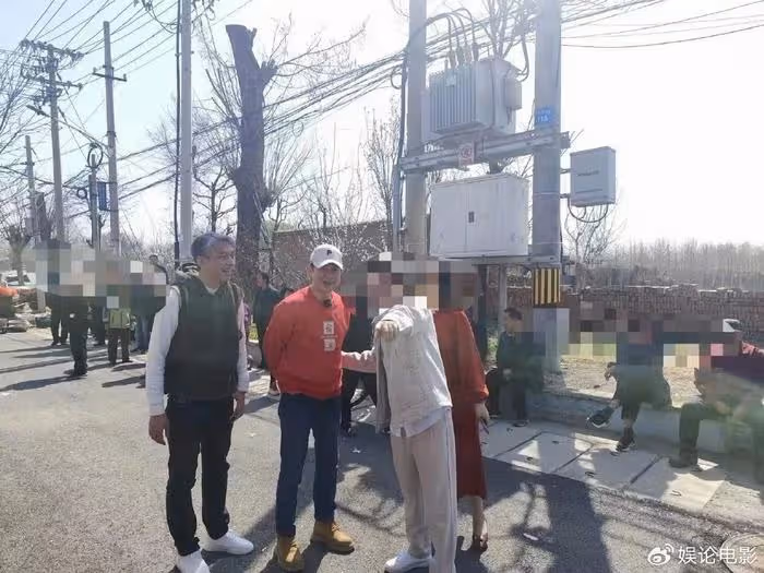 大明星張頌文參加村民婚禮,網友感嘆:好接地氣
