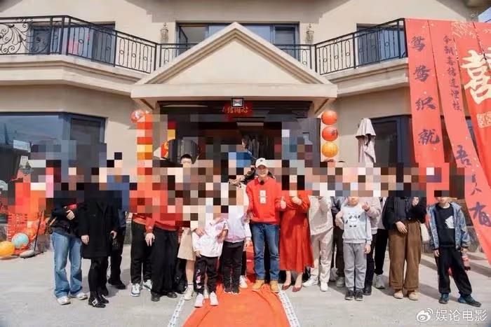 大明星張頌文參加村民婚禮,網友感嘆:好接地氣
