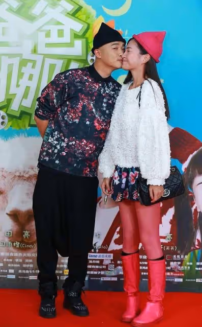 包貝爾包文婧牽手秀恩愛,同是黑白簡約穿搭,還有點情侶裝的感覺