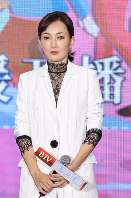 年近50的牛莉顏值依舊在線,白西裝配黑蕾絲,時尚感不輸年輕人