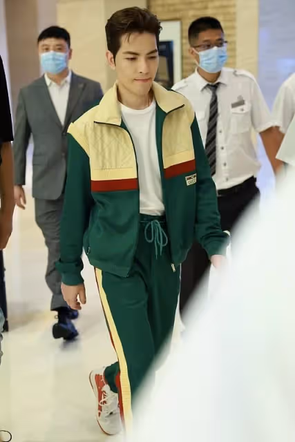 真沒看出來「雨神」蕭敬騰還是個休閒男孩,穿拼色運動套裝,超帥