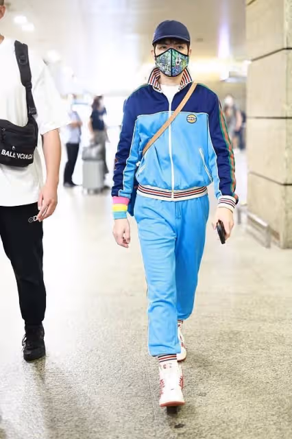 真沒看出來「雨神」蕭敬騰還是個休閒男孩,穿拼色運動套裝,超帥