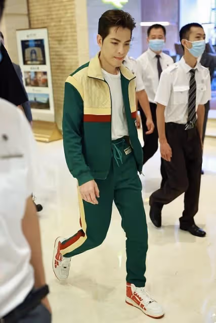 真沒看出來「雨神」蕭敬騰還是個休閒男孩，穿拼色運動套裝，超帥