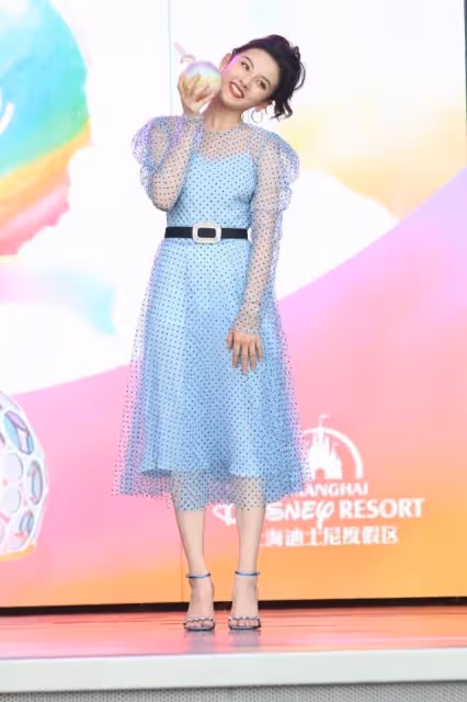 宋祖兒真有少女感,身穿淺藍色波點長裙,看起來清爽又優雅