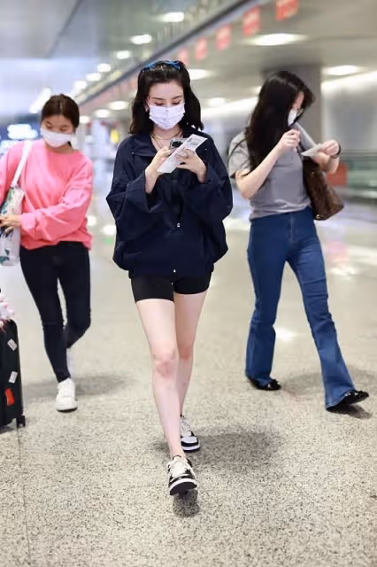 宋祖兒真有少女感，身穿淺藍色波點長裙，看起來清爽又優雅