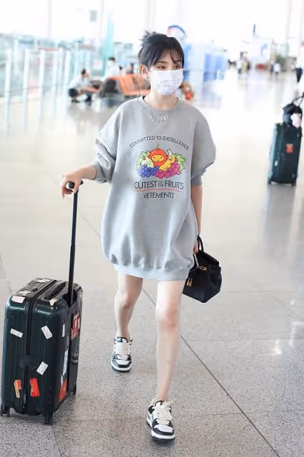 宋祖兒真有少女感，身穿淺藍色波點長裙，看起來清爽又優雅