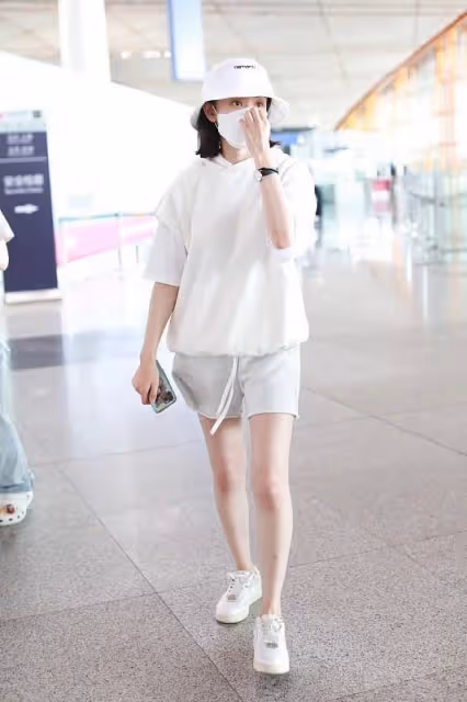 宋祖兒真有少女感，身穿淺藍色波點長裙，看起來清爽又優雅