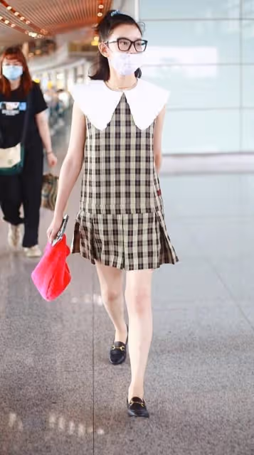 宋祖兒真有少女感,身穿淺藍色波點長裙,看起來清爽又優雅