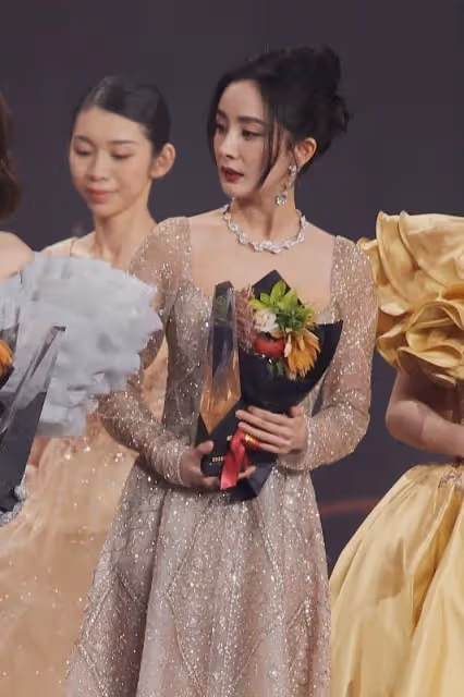 楊冪無修鏡頭沒變化,一襲立體印花長裙好溫柔,身材曲線也挺好
