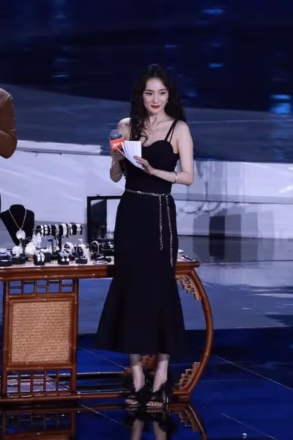 楊冪無修鏡頭沒變化,一襲立體印花長裙好溫柔,身材曲線也挺好