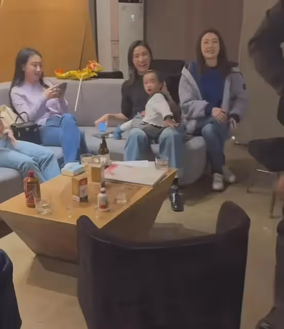 李亞鵬岳父來看望外孫女，給孩子買金飾，2歲夏夏摟著外公不鬆手