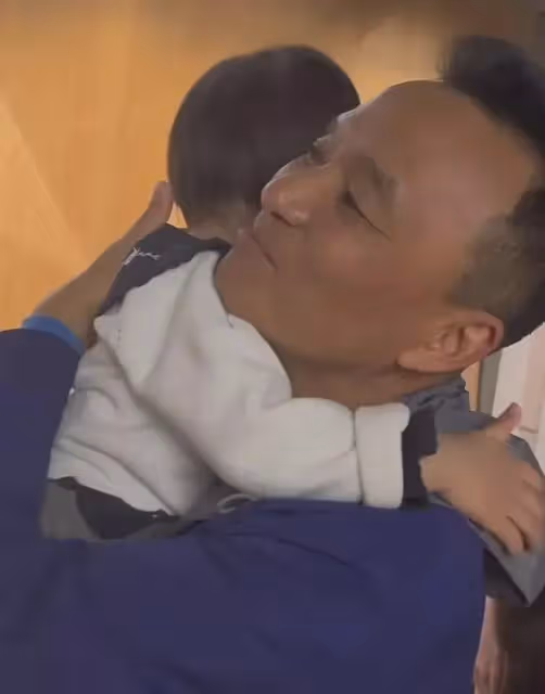 李亞鵬岳父來看望外孫女，給孩子買金飾，2歲夏夏摟著外公不鬆手