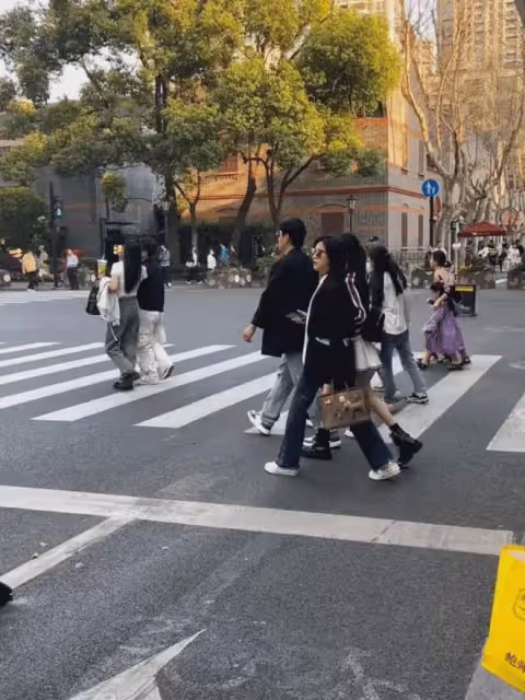 陸毅一家四口上海街頭被偶遇，兩個女兒身材逆天，貝兒漫畫腿吸睛