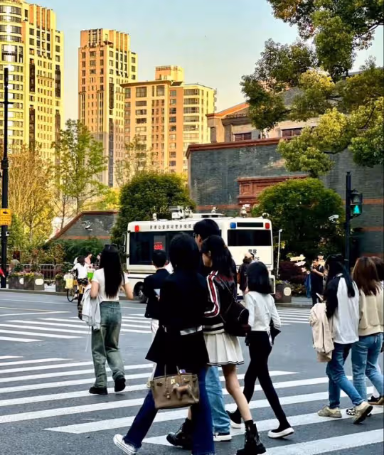 陸毅一家四口上海街頭被偶遇，兩個女兒身材逆天，貝兒漫畫腿吸睛