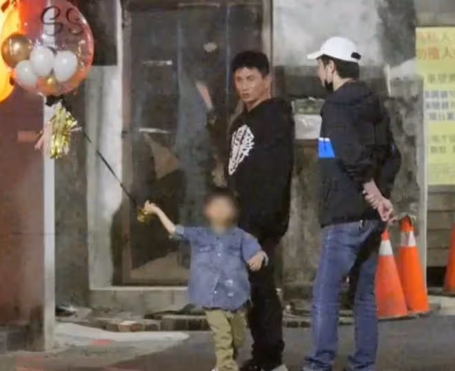 吳奇隆抱娃出行顯奶爸本色，步步調皮不肯上車