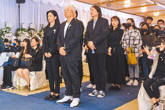 音樂人何厚華告別儀式：巫啟賢翁虹送別，靈堂內擺滿花籃