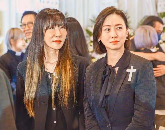 音樂人何厚華告別儀式：巫啟賢翁虹送別，靈堂內擺滿花籃