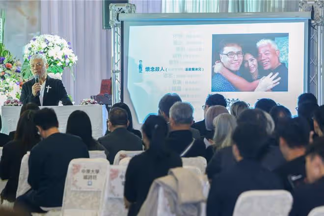 音樂人何厚華告別儀式：巫啟賢翁虹送別，靈堂內擺滿花籃