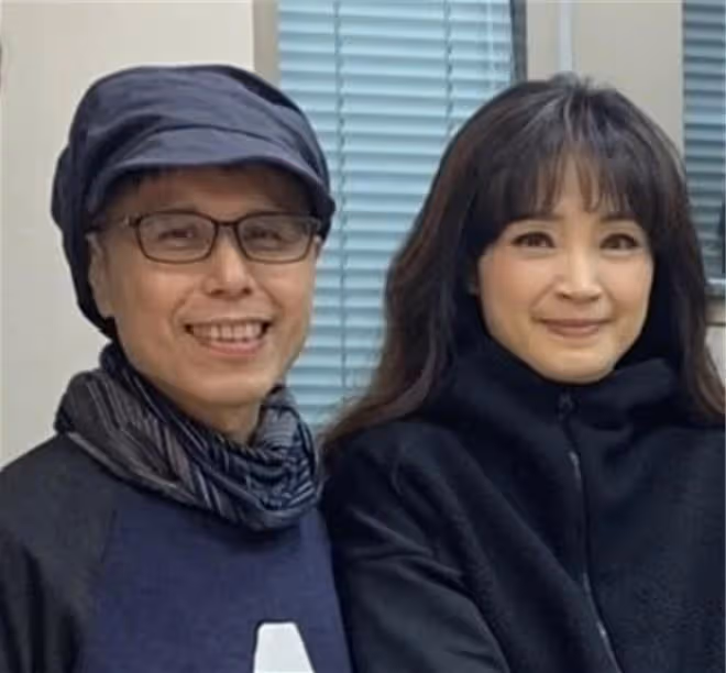 音樂人何厚華告別儀式：巫啟賢翁虹送別，靈堂內擺滿花籃