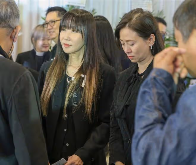 音樂人何厚華告別儀式：巫啟賢翁虹送別，靈堂內擺滿花籃