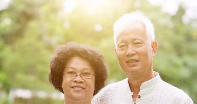 72歲老人不搭夥不再婚，只雇女保姆，老人：女保姆漂亮養眼還能幹