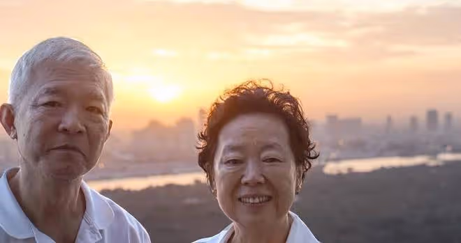 72歲老人不搭夥不再婚，只雇女保姆，老人：女保姆漂亮養眼還能幹