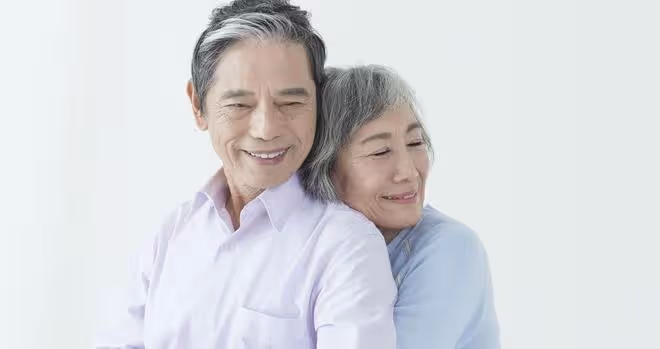 72歲老人不搭夥不再婚，只雇女保姆，老人：女保姆漂亮養眼還能幹