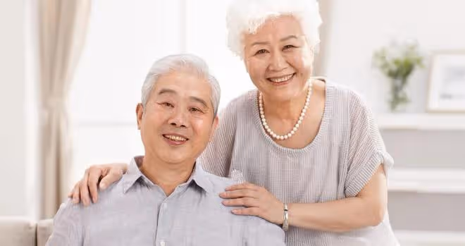 72歲老人不搭夥不再婚，只雇女保姆，老人：女保姆漂亮養眼還能幹