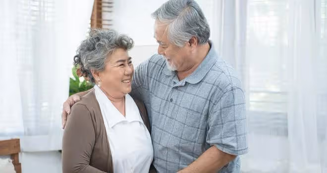 72歲老人不搭夥不再婚，只雇女保姆，老人：女保姆漂亮養眼還能幹