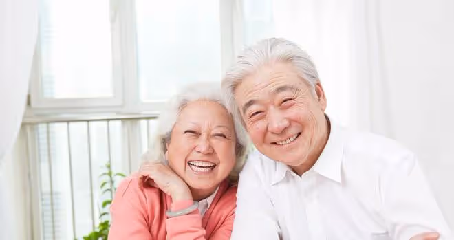 72歲老人不搭夥不再婚，只雇女保姆，老人：女保姆漂亮養眼還能幹