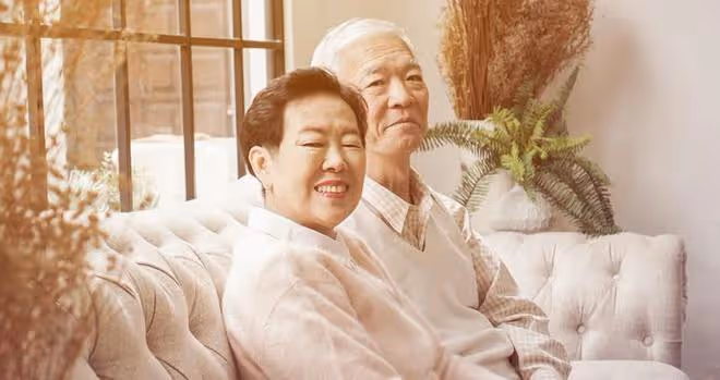 72歲老人不搭夥不再婚，只雇女保姆，老人：女保姆漂亮養眼還能幹