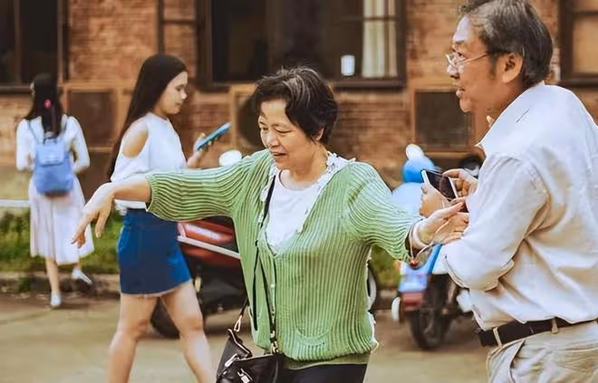 68歲大叔不再婚，和親家母搭夥3年：悔不當初，女人都是一個德行