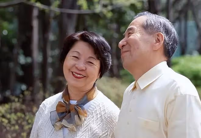 68歲大叔不再婚，和親家母搭夥3年：悔不當初，女人都是一個德行