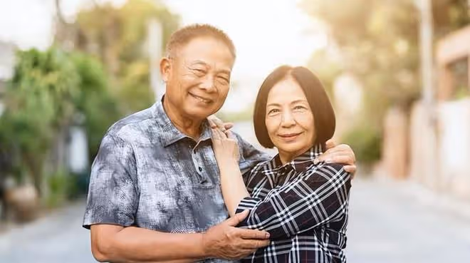 68歲大叔不再婚，和親家母搭夥3年：悔不當初，女人都是一個德行