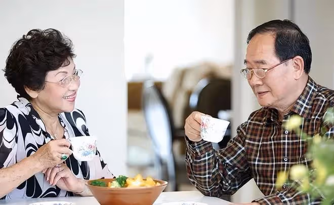 68歲大叔不再婚，和親家母搭夥3年：悔不當初，女人都是一個德行