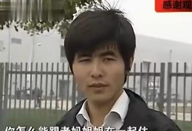 28歲妻子在外2年不回家，丈夫主動上門要求同居，遭拒後狂踹妻子