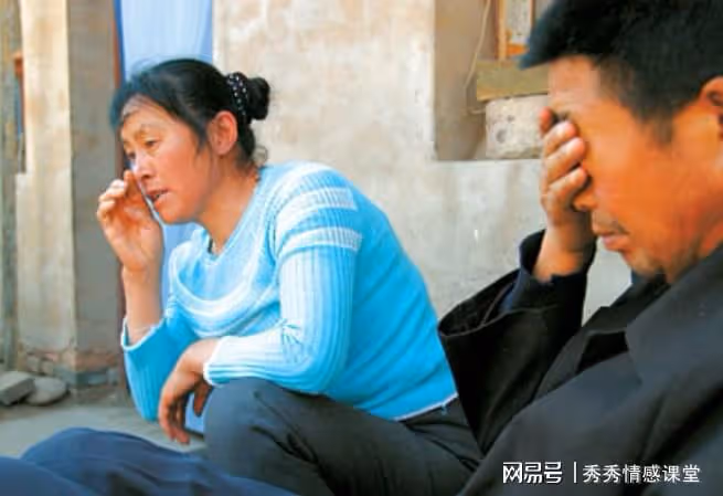 我在家摔倒，老伴背後眼睜睜看著還偷笑，出院後我鐵了心要離婚