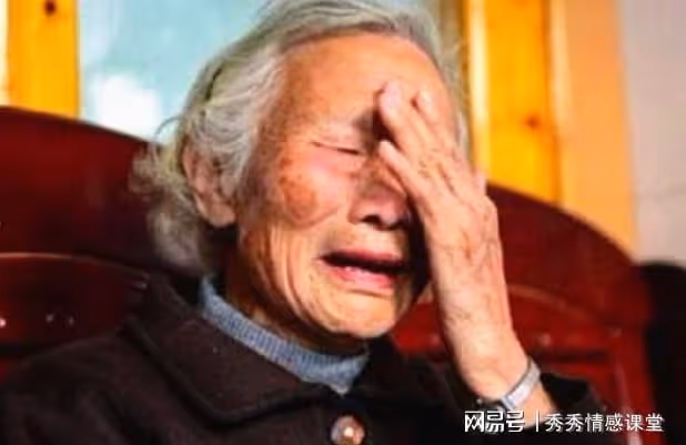 我在家摔倒，老伴背後眼睜睜看著還偷笑，出院後我鐵了心要離婚