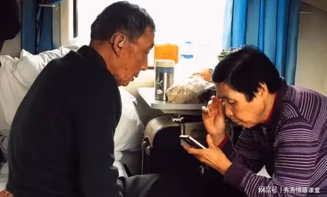 我在家摔倒，老伴背後眼睜睜看著還偷笑，出院後我鐵了心要離婚