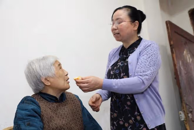 母親癱瘓後我才發現：老人最怕的不是沒錢，沒人要才是他們最怕的