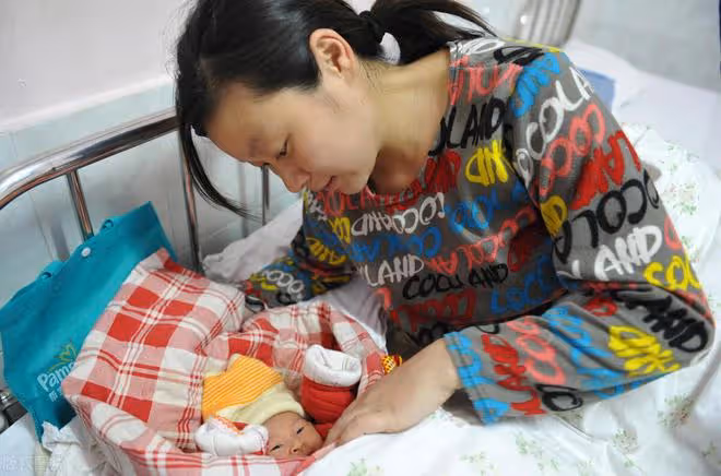 婆婆來伺候我坐月子，我卻故意為難她：你做飯我吃不慣，別做了