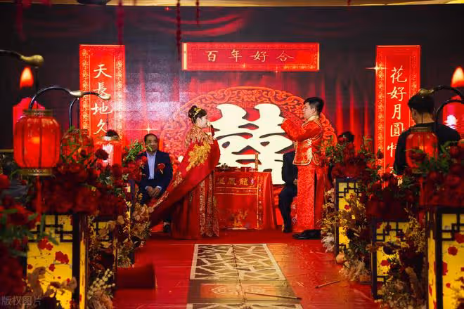 婚禮現場，婆婆拿出20萬彩禮，我卻當著眾人的面扔到了地上