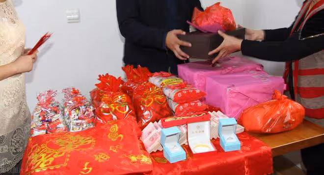 婚禮現場，婆婆拿出20萬彩禮，我卻當著眾人的面扔到了地上