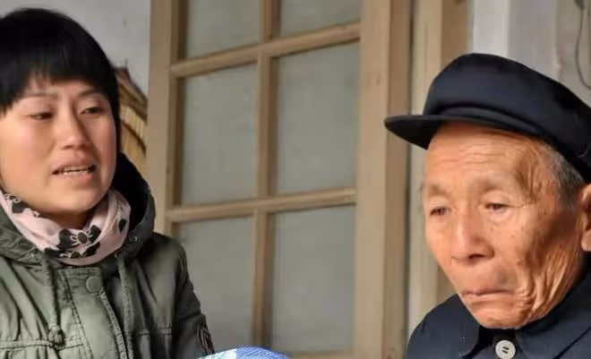 65歲老人哭訴：兒孫滿堂看著幸福，其實我過得有苦說不出