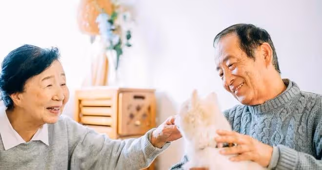 58歲阿姨：晚年花一萬給自己買了一件旗袍，卻被兒媳嘲笑，有錯？