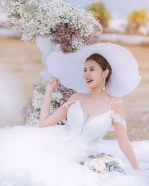 24歲TVB小花大曬婚照宣布閃婚？港姐冠軍也披婚紗，比拼事業線