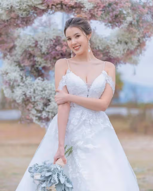24歲TVB小花大曬婚照宣布閃婚？港姐冠軍也披婚紗，比拼事業線
